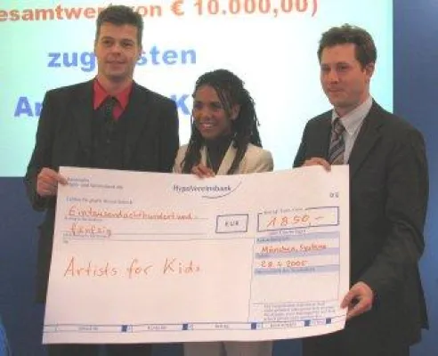 Bild: Auf der SYSTEMS werden wieder Software und Werbegeschenke für einen guten Zweck versteigert