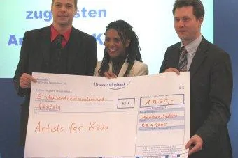 Bild: Auf der SYSTEMS werden wieder Software und Werbegeschenke für einen guten Zweck versteigert