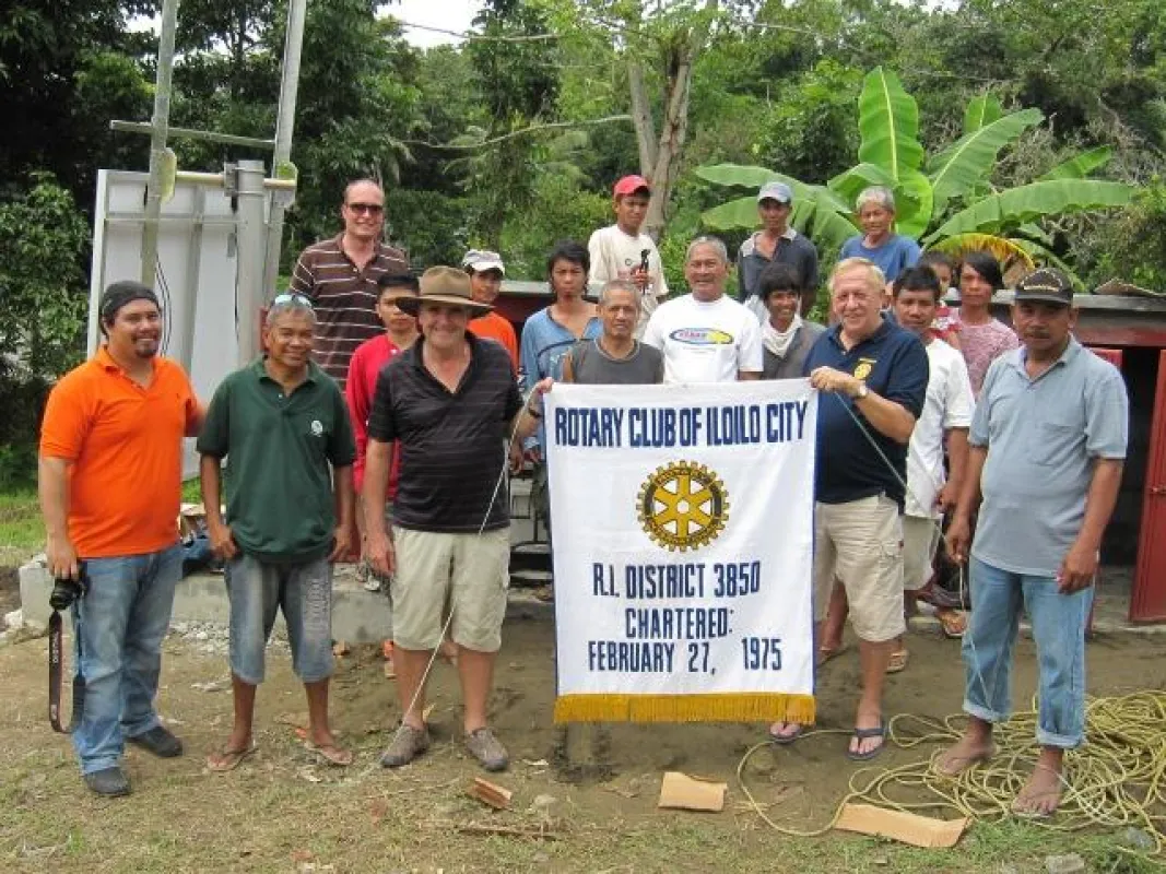 Die Mitglieder des lokalen Rotary-Clubs weihen die gespendete Wasseraufbereitungsanlage ein.
