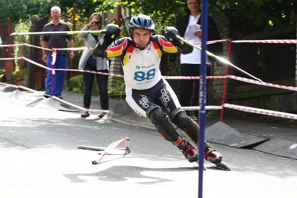 Bild: Barfuß im Känguruleder Wirtschaftsförderung besucht den Eis- und Speedskating Spezialisten Custom Sport