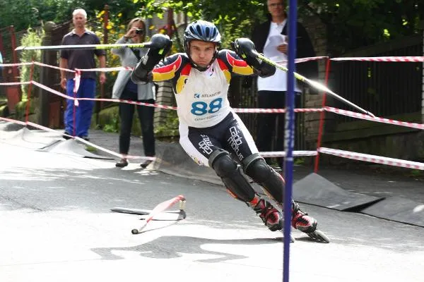 Barfuß im Känguruleder Wirtschaftsförderung besucht den Eis- und Speedskating Spezialisten Custom Sport Bild: Barfuß im Känguruleder Wirtschaftsförderung besucht den Eis- und Speedskating Spezialisten Custom Sport