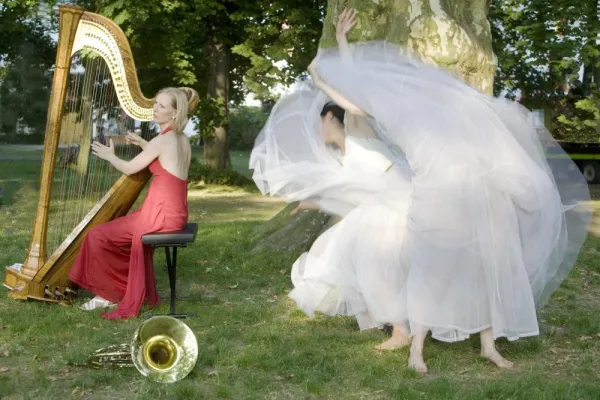 Blütenmond – Leipziger Schumann-Tag 12. September / Musiker und Tänzer proben in Park und Gut Leipzig-Mölkau Bild: Blütenmond – Leipziger Schumann-Tag 12. September / Musiker und Tänzer proben in Park und Gut Leipzig-Mölkau