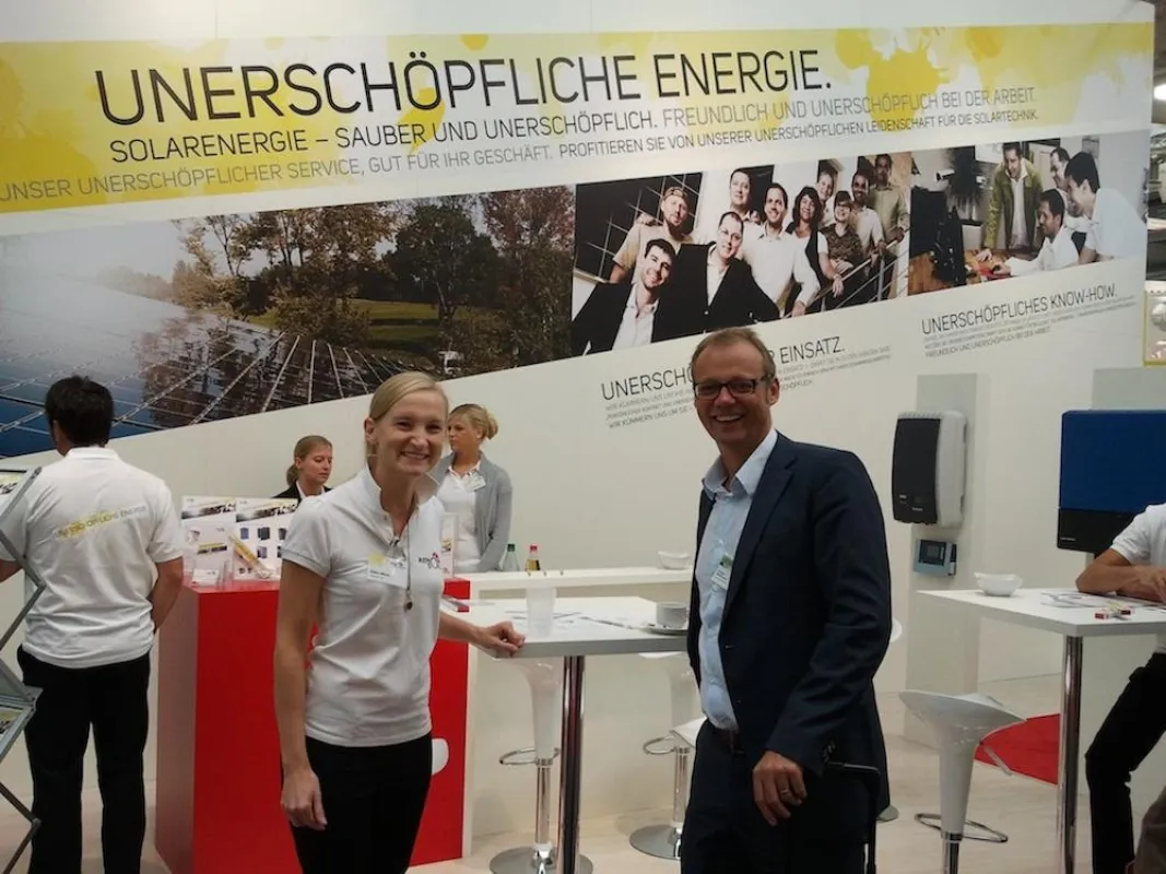 Anita Muck, RenoSolar, und Rüdiger Mühlhausen, Apel + Hoyer, freuen sich über die gelungene Umsetzung des neuen Messekonzeptes