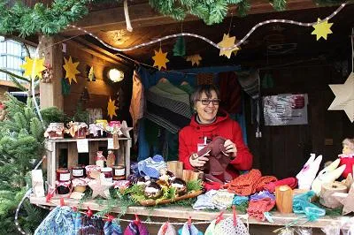 Bild: Gemütliche Stimmung im Weihnachtsdorf auf dem Campus