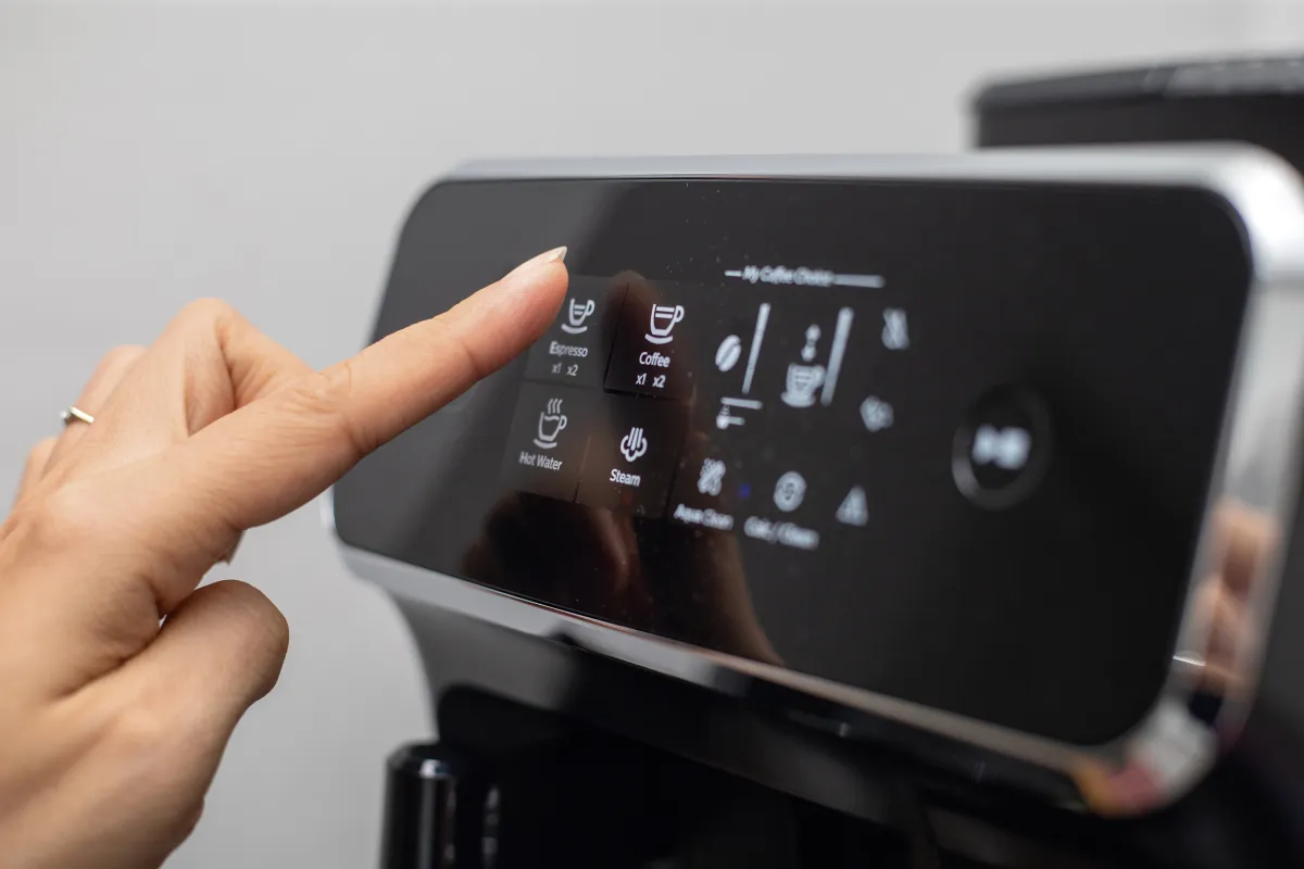 Neue Displaytrends fordern den Einsatz spezieller Klebstoff-Formulierungen. (© RUDERER KLEBETECHNIK GmbH)