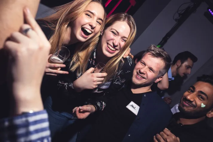 Bild: Networking und Party im Hotel