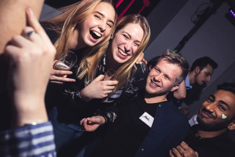 Networking und Party im Hotel Bild: Networking und Party im Hotel