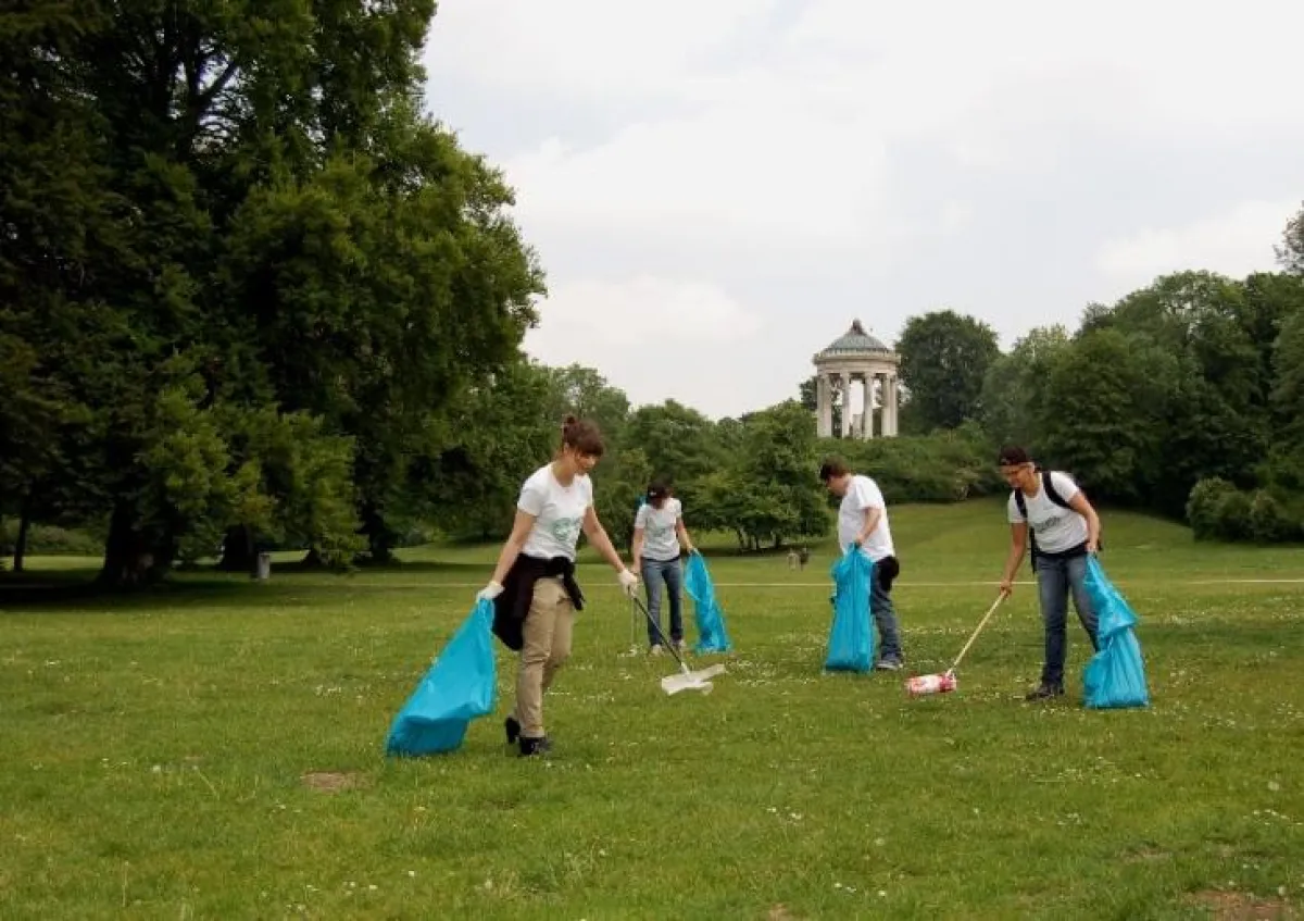 Accor Mitarbeiter machen den Englischen Garten sauber. Foto: Bernhard Krebs.