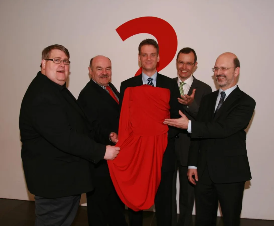 Professor Beutelspacher (r., Schirmherr des MINTMit-Preises) mit Jurymitgliedern und Regionalmanager