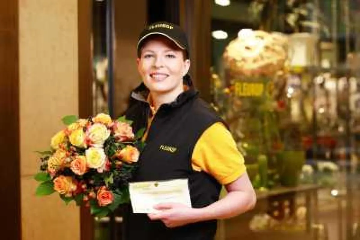 Kurze Distanzen sind besonders klimafreundlich. Der Fleurop-Bote liefert die Blumen stets aus dem Fachgeschäft am Ort des Empfängers