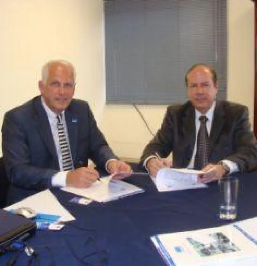 UCCAEP-Präsident Manuel Rodríguez (rechts) und Stiftungsvorstand Martin Barth bei der Vertragsunterzeichnung