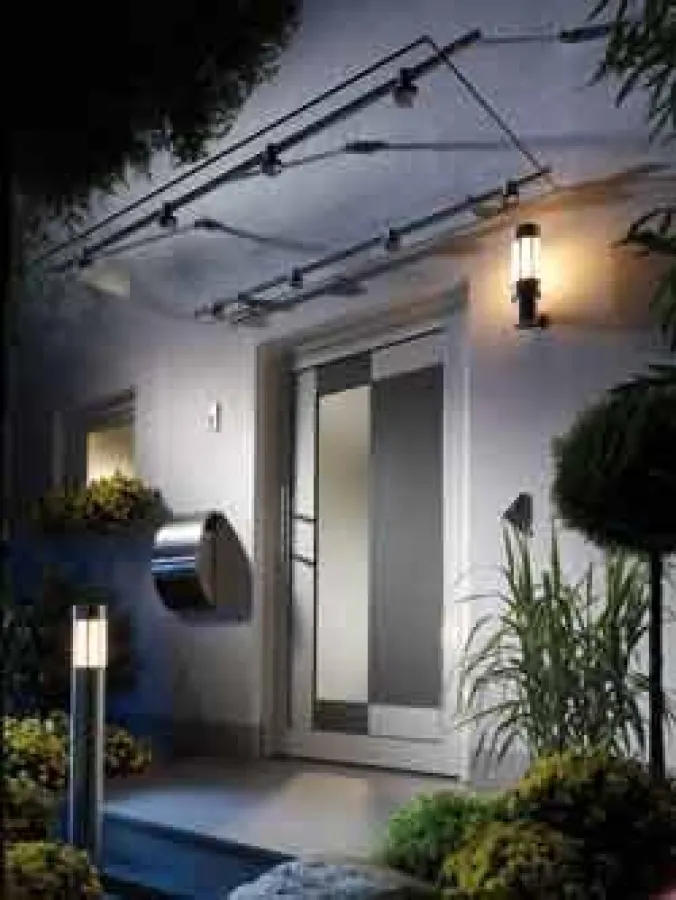 Herzlich willkommen: Das freundliche Licht von Poller- und Wandleuchte wirkt einladend und schafft zudem Sicherheit, indem es den Treppenabsatz vor der Haustür sichtbar macht. 	 (Foto: licht.de)