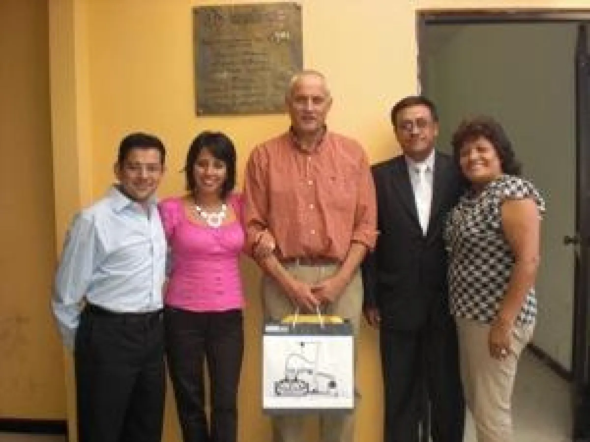 Dr. Rogelio Espinosa (links) mit einigen Teilnehmern