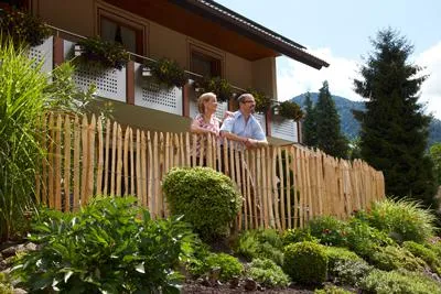 Bild: Staketenzäune aus Kastanienholz - ein Stück Natur zurück im Garten