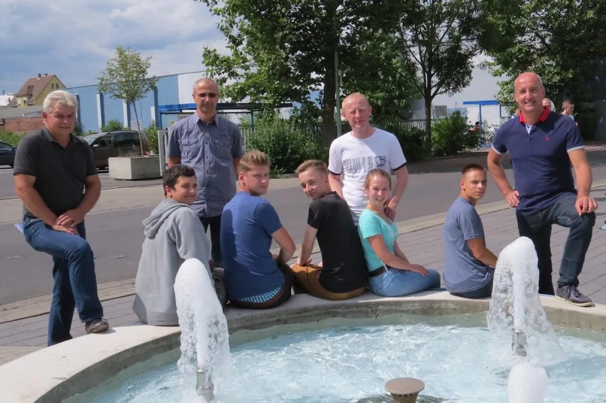 Fünf Auszubildende starten bei den Lichtenauer Mineralquellen mit ihren Ausbildern ins 1. Lehrjahr.