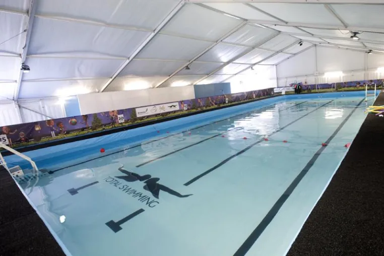 Unterricht im Schwimmbadzelt Bild: Unterricht im Schwimmbadzelt