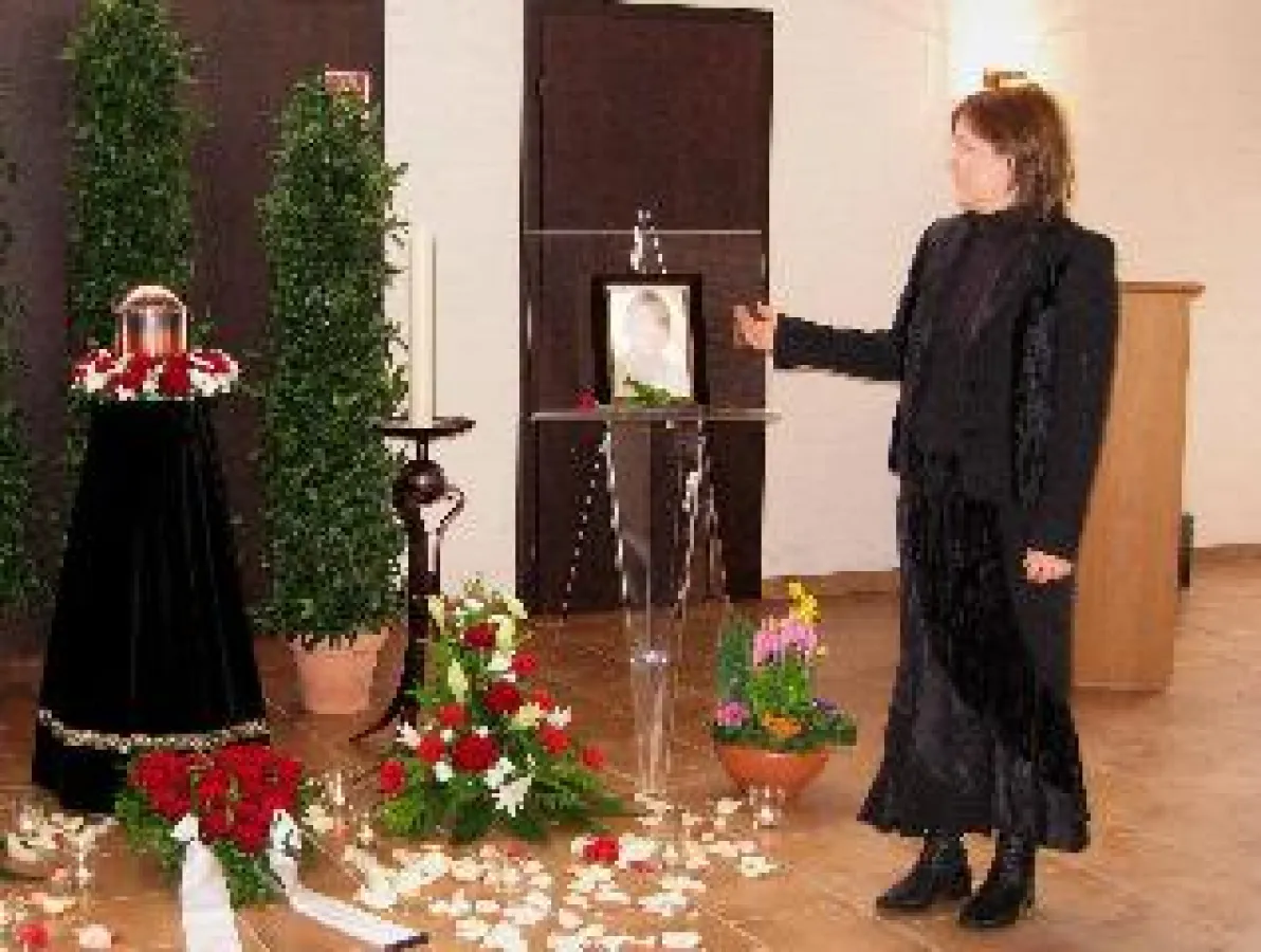 Die Trauerfeier ist der Beginn des oft langen Abschiednehmens und der persönlichen Trauer.