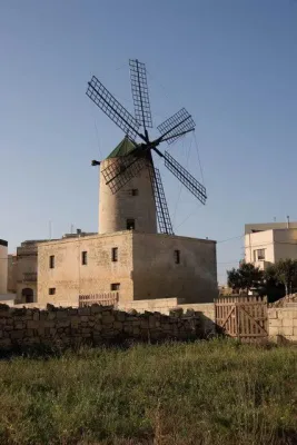 Bild: Windmühlen auf Malta