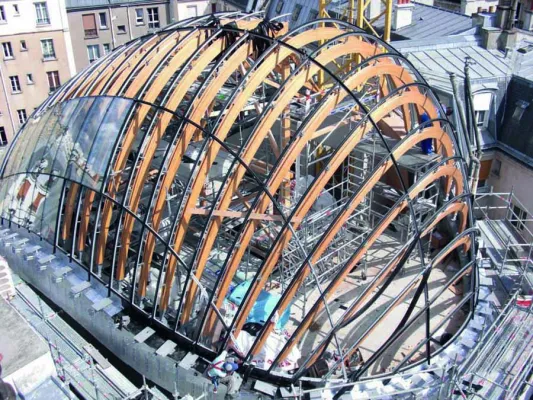 Bild: Gewölbter Kuppelbau in Paris: Brixener Unternehmen fertigen anspruchsvolle Dachkonstruktion