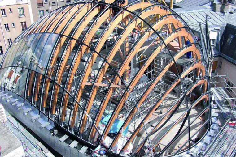 Bild: Gewölbter Kuppelbau in Paris: Brixener Unternehmen fertigen anspruchsvolle Dachkonstruktion