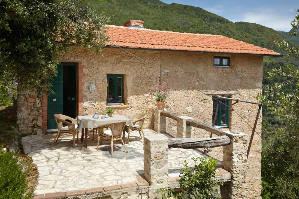 Noch besser als in der Steinzeit: Wohnhöhle mit Aussichtsplattform