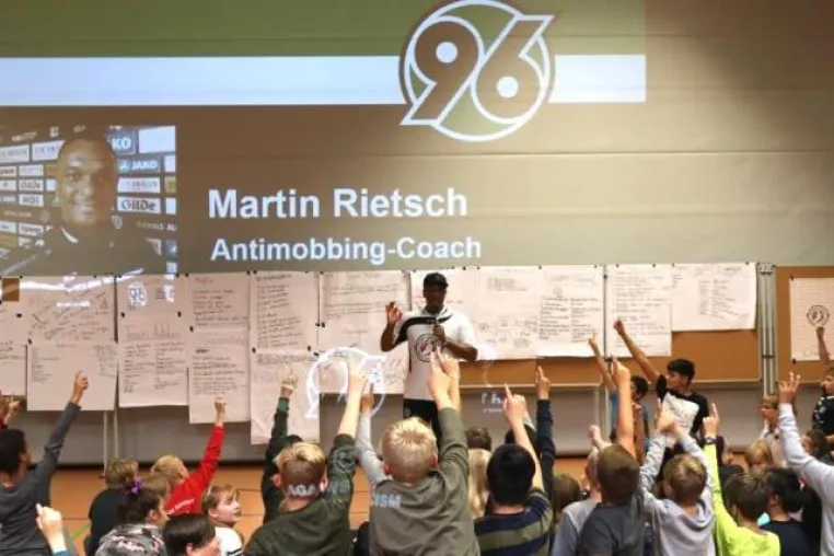 Antimobbing-Coach Martin Rietsch begeistert Hamburger Oberschüler Bild: Antimobbing-Coach Martin Rietsch begeistert Hamburger Oberschüler