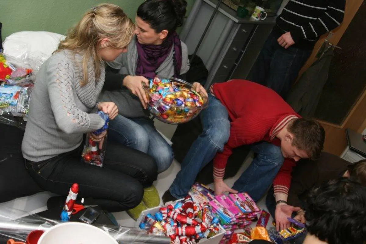 Grit Meier, Christine Zilt und Andreas Adler (v.l.) beim Verpacken der Geschenke