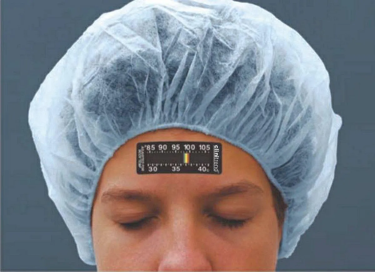 Die Fiebermessstreifen von Kager werden auf die Stirn des Patienten geklebt