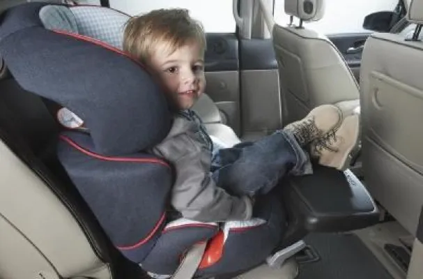 Bild: MAXI-COSI Rodi XR Fußstütze - Entspanntes Autofahren für Kids – einfach zurücklehnen und entspannen