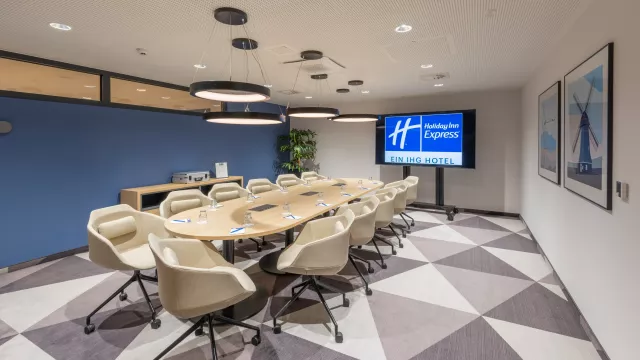 Bild: Holiday Inn Express Hamburg Süd feiert die Fertigstellung von drei neuen Tagungsräumen