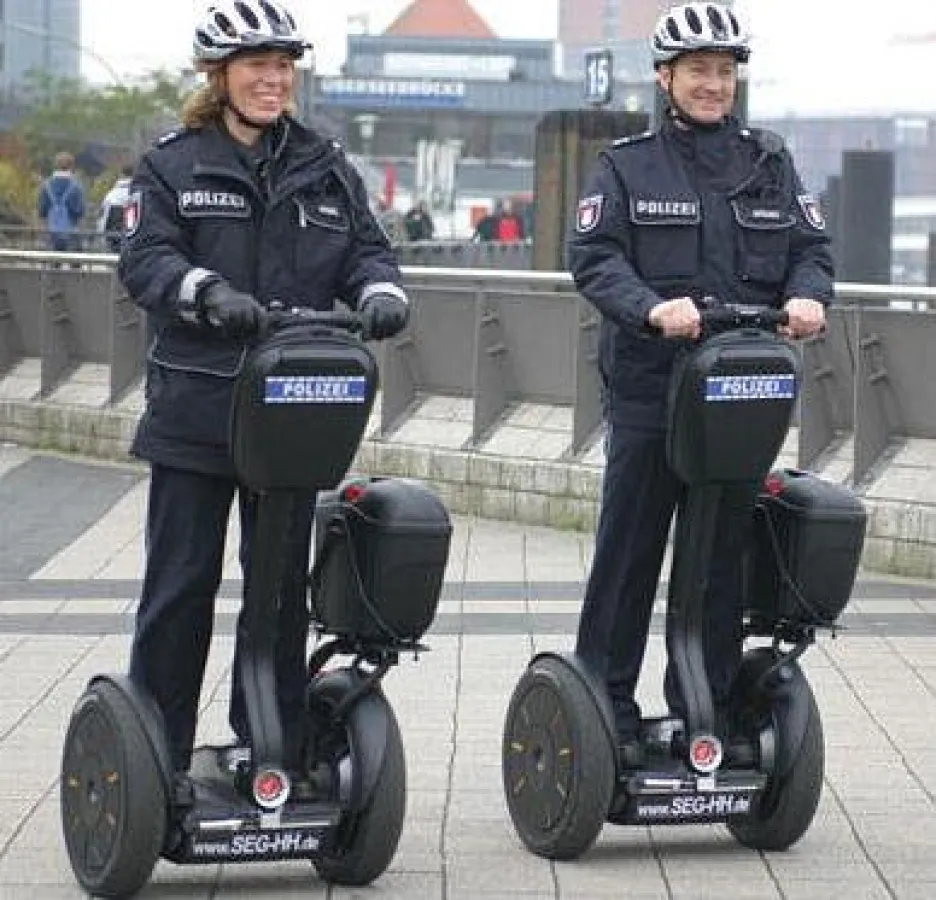 Einsatzbeamte der Hamburger Polizei testen den Segway