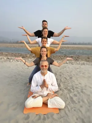 Bild: Warum immer mehr Berufstätige eine Yogalehrer Ausbildung Online machen