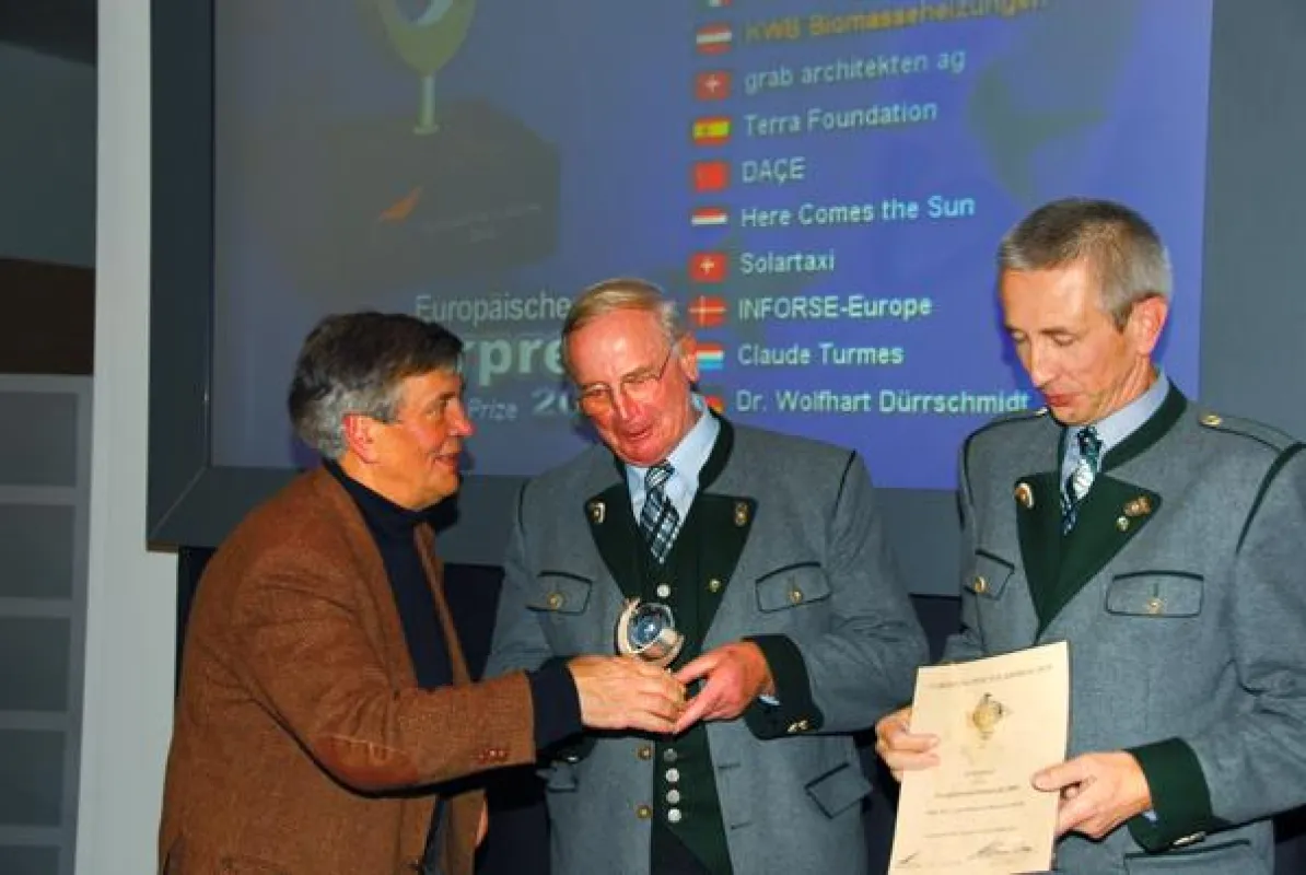 Hermann Scheer überreicht den Europäischen Solarpreis an KWB (v.l.n.r Hermann Scheer – Eurosolar Präsident; Biomassepapst August Raggam, Biomassepionier Erwin Stubenschrott)