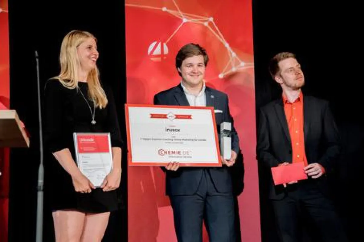 CHEMIE.DE-Sonderpreis für Maria Driesel, Dominik Sievert und Robin Zuber (inveox GmbH)