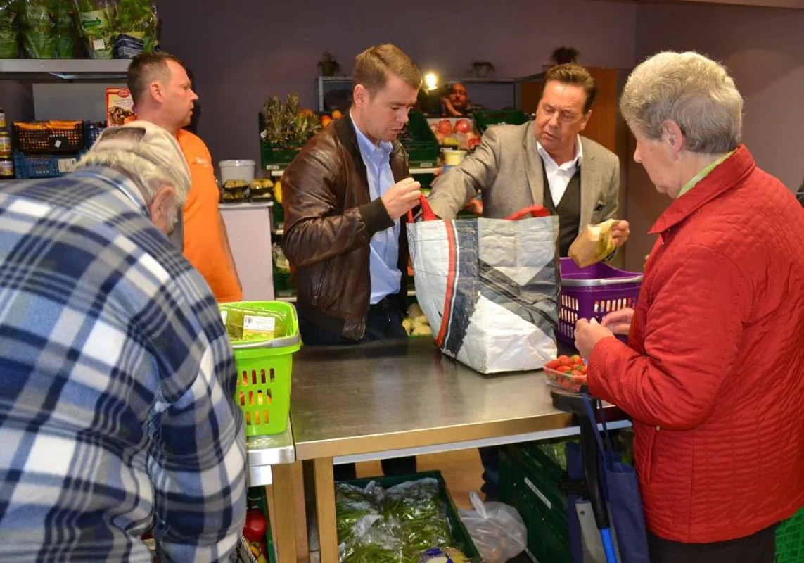 Lebensmittelausgabe durch Roland Kaiser bei der Cottbusser Tafel des Albert-Schweitzer-Familienwerke