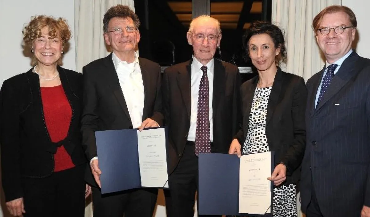 Die Preisträger mit Laudatoren und Stiftungsgründer Edzard Reuter (Mitte)