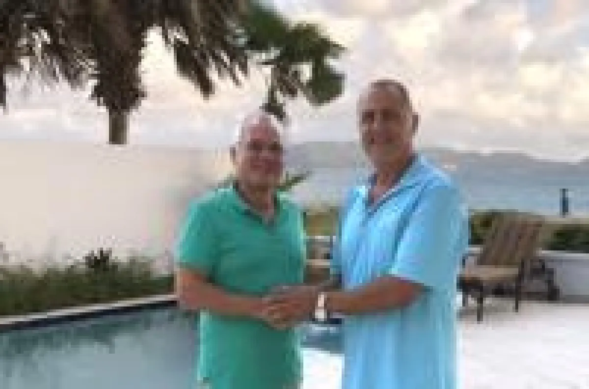 Blaurock Geschäftsführer Rainer Reichert (li)  mit Hotelmanager Ronen Arava (re) in der Ferienanlage