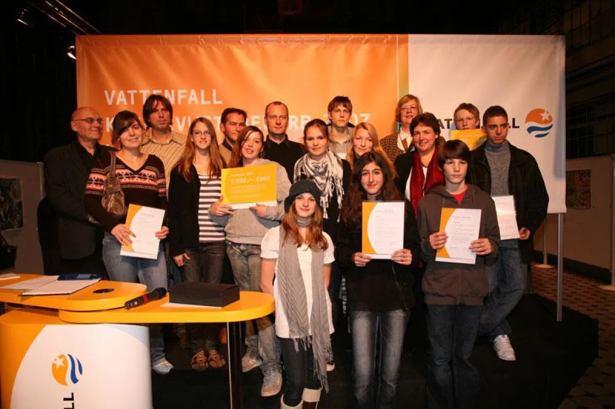 Kreativwettbewerb-Sieger mit der Jury