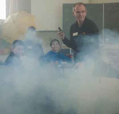 Bild: Ehrenamtlich engagieren: Frische Lernluft für Schulkinder