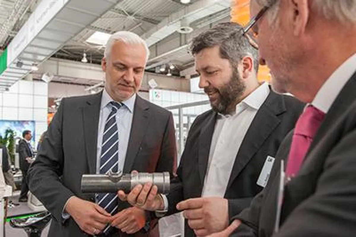 Minister Garrelt Duin (l.) und C&F-Patentanwalt Gottfried Schüll (m.). Foto: Julia Unkel/MWEIMH