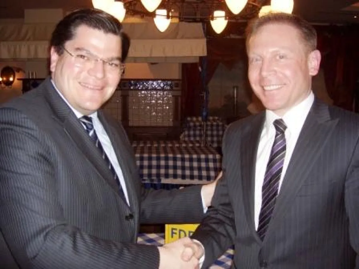 Bezirksrat Dieter Rippel gratuliert dem strahlenden Vorsitzenden Manfred Krönauer