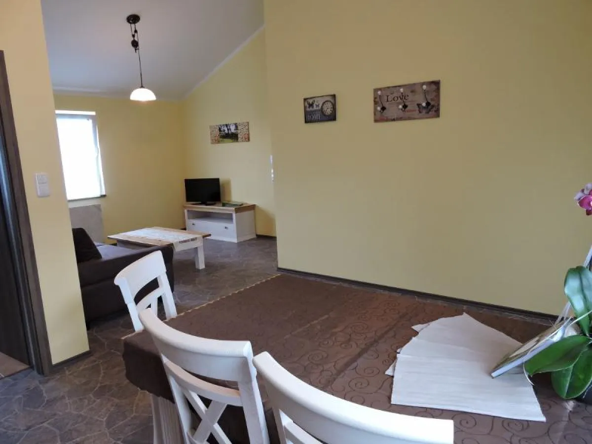 Offenes Wohn- Esszimmer in einer neuen Ferienwohnung.