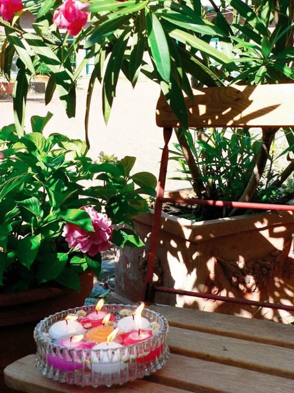 Schwimm-Kerzen in RAL-Qualität sorgen für eine sommerliche Atmosphäre. Foto: Gütegemeinschaft Kerzen