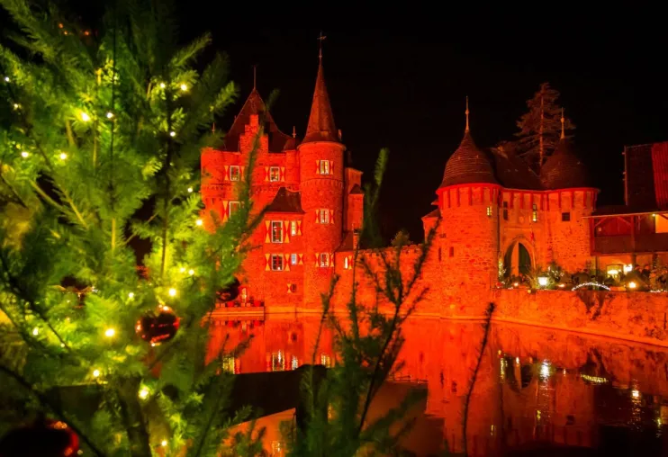 Bild: Weihnachtsmarkt auf der historischen Burg Satzvey 2025
