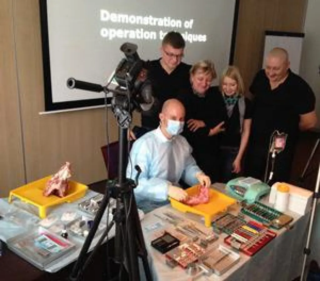 Dr. Zastrow M.Sc. demonstriert seine oralchirurgischen Techniken / © Dr. Zastrow & Kollegen