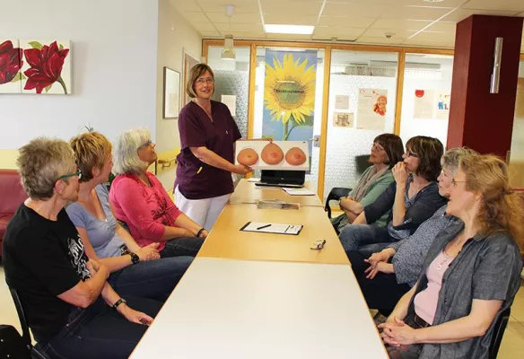 Bild: Veränderungen der Brust selbst erkennen