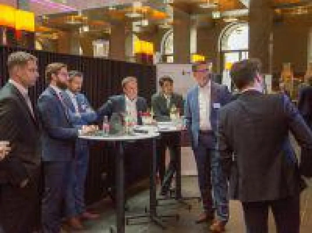 Teilnehmer informieren sich beim afb Market and Innovation Event in interaktiven Sessions über das Digitale Customer Onboarding