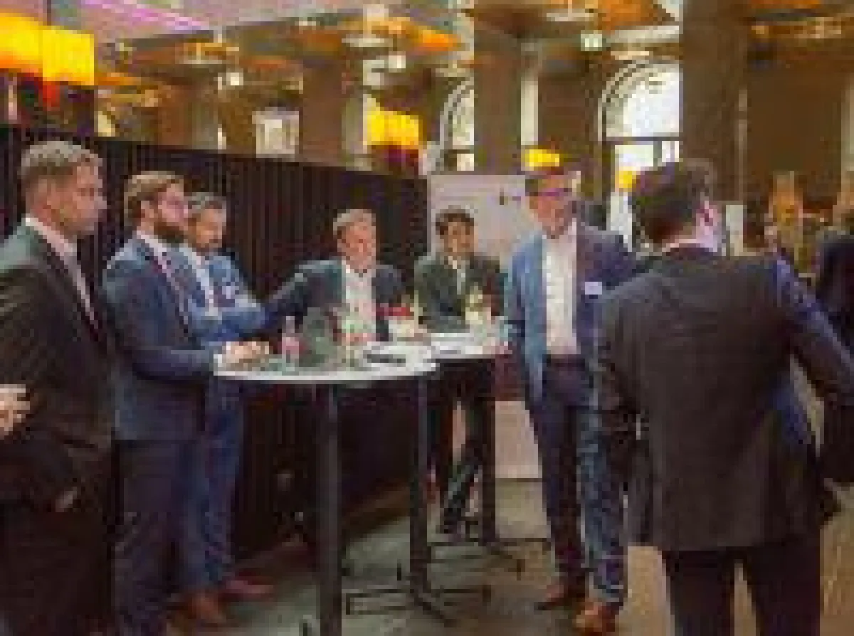 Teilnehmer informieren sich beim afb Market and Innovation Event in interaktiven Sessions über das Digitale Customer Onboarding