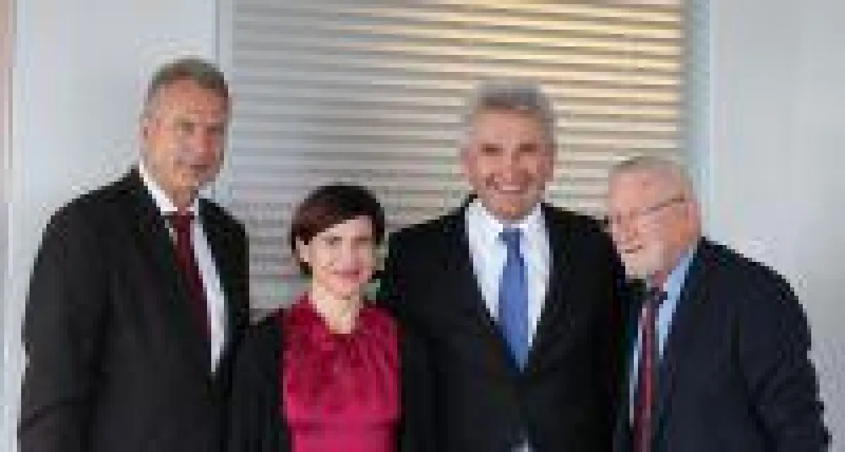 v.l.n.r.: Heinz Leymann (IfKom), Doreen Blume (IfKom), Minister Prof. Dr. Andreas Pinkwart, Manfred Velden (IfKom)