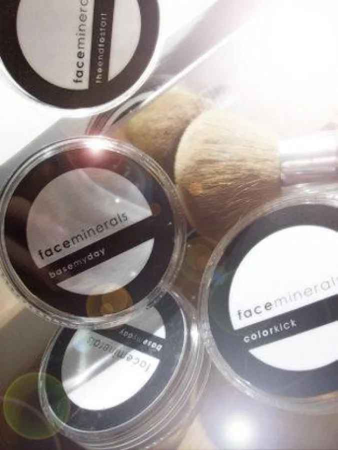 Die Mineral Makeup Produkte von cowarcosmetics.